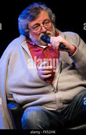 Milano Italia. 11 aprile 2016. Il cantante italiano-cantautore scrittore e attore Francesco Guccini incontra appassionati al Teatro Dal Verme durante la mostra 'incontro con Francesco Guccini' Credit: Rodolfo Sassano/Alamy Live News Foto Stock