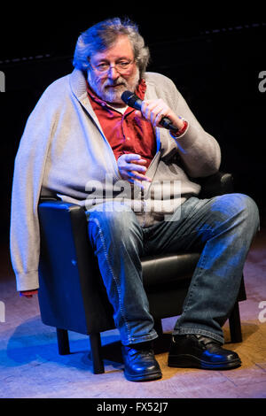 Milano Italia. 11 aprile 2016. Il cantante italiano-cantautore scrittore e attore Francesco Guccini incontra appassionati al Teatro Dal Verme durante la mostra 'incontro con Francesco Guccini' Credit: Rodolfo Sassano/Alamy Live News Foto Stock