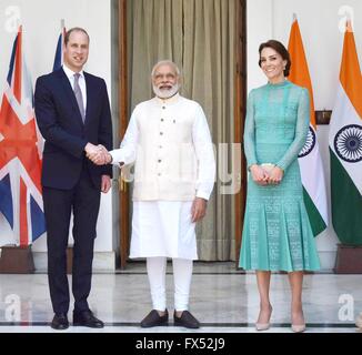 New Delhi, India. Xii Apr, 2016. Primo Ministro indiano Narendra Modi accoglie favorevolmente il Duca e la Duchessa di Cambridge il principe William e Kate Middleton come essi arrivano a Hyderabad Casa Aprile 12, 2016 a New Delhi, India. La coppia reale sono in una sette-giorno del tour di India e Bhutan. Credito: Planetpix/Alamy Live News Foto Stock