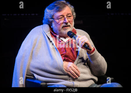 Milano Italia. 11 aprile 2016. Il cantante italiano-cantautore scrittore e attore Francesco Guccini incontra appassionati al Teatro Dal Verme durante la mostra 'incontro con Francesco Guccini' Credit: Rodolfo Sassano/Alamy Live News Foto Stock