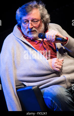 Milano Italia. 11 aprile 2016. Il cantante italiano-cantautore scrittore e attore Francesco Guccini incontra appassionati al Teatro Dal Verme durante la mostra 'incontro con Francesco Guccini' Credit: Rodolfo Sassano/Alamy Live News Foto Stock