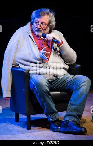 Milano Italia. 11 aprile 2016. Il cantante italiano-cantautore scrittore e attore Francesco Guccini incontra appassionati al Teatro Dal Verme durante la mostra 'incontro con Francesco Guccini' Credit: Rodolfo Sassano/Alamy Live News Foto Stock