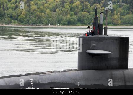 Puget Sound, Washington, Stati Uniti. 11 Aprile 2016. Il sottomarino missilistico balistico USS Kentucky della Marina degli Stati Uniti di classe Ohio transita nel canale di Hood mentre la barca ritorna a casa alla base navale Kitsap-Bangor seguendo una pattuglia deterrente strategica di routine 11 aprile 2016 a Puget Sound, Washington. Credit: US Navy/Alamy Live News Foto Stock