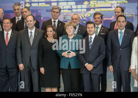 Berlino, Germania. Xii Apr, 2016. Il cancelliere Angela Merkel (CDU) in piedi accanto al Presidente messicano Enrique Peña Nieto presso la cancelleria prima di un pranzo con i rappresentanti dell'economia a Berlino, Germania, 12 aprile 2016. Merkel incontrato Enrique Peña Nieto per colloqui bilaterali. Foto: MICHAEL KAPPELER/dpa/Alamy Live News Foto Stock