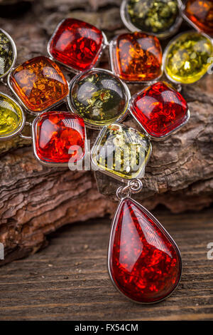 Collana di strass sulla superficie di legno Foto Stock