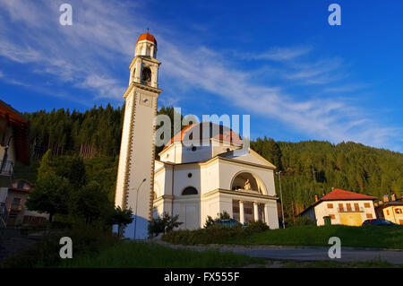 Auronzo di Cadore Kirche am Abend - Auronzo di Cadore chiesa in serata Foto Stock