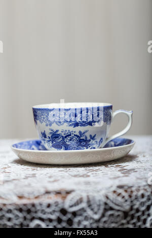 Blu, bianco, blu e bianco, Cina, porcellana, tè, tè pomeridiano e set per il tè e il caffè, caffettiera, vintage, shabby chic, coppa, pot, Foto Stock