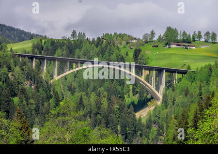 Brücke der Autostrada del Brennero in den Alpen - un ponte dell'autostrada Autostrada del Brennero nelle Alpi Foto Stock