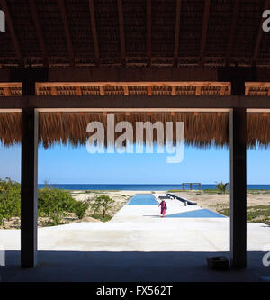 Vista dall'interno palapa verso la piscina e il mare con avvicinamento artista. Casa Wabi, Puerto Escondido, Messico. Architetto: Tadao Ando Foto Stock