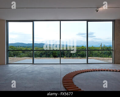 Vista esterna che illustra Bosco Sodi studio e opere d'arte. Casa Wabi, Puerto Escondido, Messico. Architetto: Tadao Ando, 2015. Foto Stock