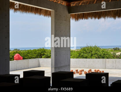 Vista interna che mostra Bosco Sodi studio e opere d'arte. Casa Wabi, Puerto Escondido, Messico. Architetto: Tadao Ando, 2015. Foto Stock