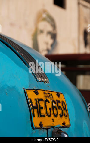 American oldtimer con immagine di Che Guevara, La Habana, Cuba Foto Stock