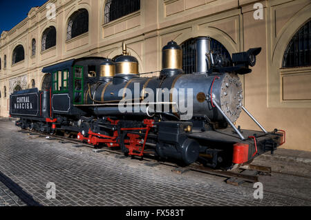 Storica locomotiva a vapore nella parte anteriore dell'edificio, Havana, Cuba Foto Stock