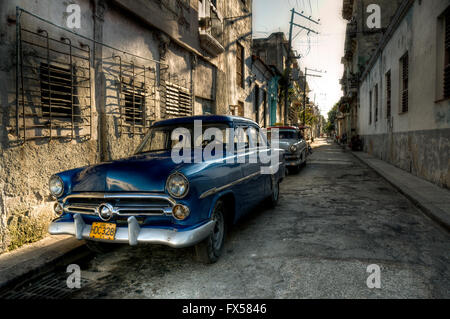 La carta blu american oldtimer nelle strade di La Habana, Cuba Foto Stock