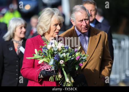 Re Carlo III, formalmente il Principe di Galles e la Duchessa di Cornovaglia arrivano ad Harrogate, nel North Yorkshire. Foto Stock