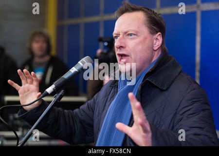 Jason McCartney, conservatori MP per Colne Valley nel West Yorkshire, a una protesta a Huddersfield. Foto Stock