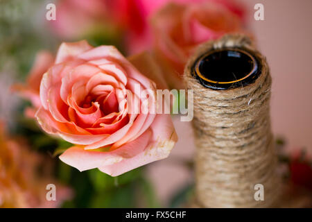 Primo piano di un Do it yourself pezzo di decorazioni per matrimoni. Foto Stock