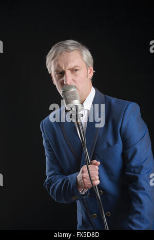 Grave Uomo in camicia bianca e tuta blu. Immagine UnRetouched. Foto Stock