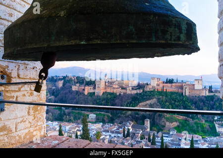 Bell e Alhambra Palace come si vede da Saint Nicholas belfry. Granada, Andalusia, Spagna Foto Stock