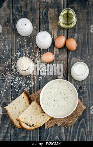 Cibo turco tradizionale, zuppa di yogurt e decorate con ingredienti come riso, yogurt, uova e olio Foto Stock