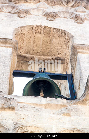 Vista dal basso della campana della torre di una Chiesa italiana Foto Stock