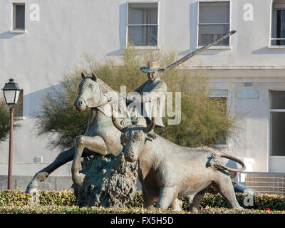 Statua di uomo nella HAT di equitazione nei pressi di Bull in presenza di luce solare, Saintes Maries de la Mer, Camargue Francia Foto Stock