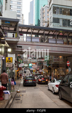 Central-Mid-Levels sistema escalator su una strada trafficata e presso la centrale di Hong Kong in Cina. Foto Stock