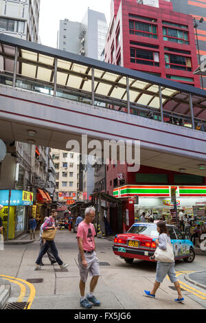 Central-Mid-Levels sistema escalator su una strada trafficata e presso la centrale di Hong Kong in Cina. Foto Stock