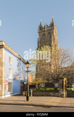 Church Lane e la chiesa di San Giovanni Battista, di Glastonbury. Foto Stock