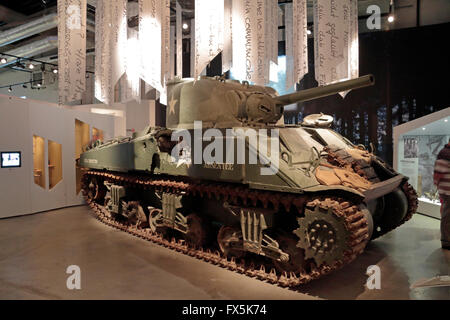 Un gravemente danneggiato American M4 Sherman serbatoio in Bastogne Museo della Guerra, Bastogne, Belgio. Foto Stock