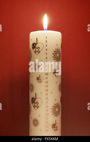 La masterizzazione di christmas candle con numeri di conto alla rovescia su di esso Foto Stock