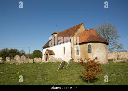 Chiesa di Santa Maria in Upwaltham West Sussex. Un dodicesimo secolo chiesa inglese impostato in una posizione rurale. Foto Stock