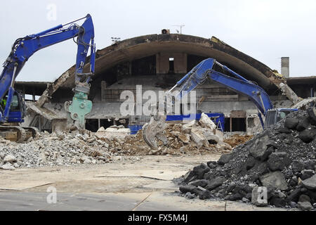 Demolizione di calcestruzzo le macchine operanti in corrispondenza di un sito in costruzione Foto Stock