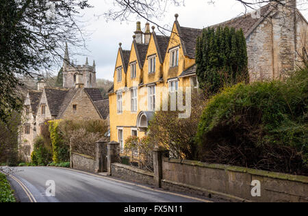 Architettura nel pittoresco villaggio di Castle Combe, Cotswolds, Wiltshire, Inghilterra, Regno Unito Foto Stock