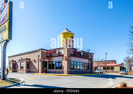 Wendy's, un ristorante fast food che serve hamburger e altri fast food, esterno in Oklahoma City, Stati Uniti d'America. Foto Stock