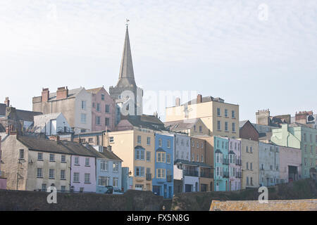 Case di città visto dalla Spiaggia Nord nel centro di Tenby. Pembrokeshire Coast Path passa attraverso Tenby. Il Galles ha ora un sentiero costiero per tutta la lunghezza del suo litorale. West Wales, Regno Unito Foto Stock