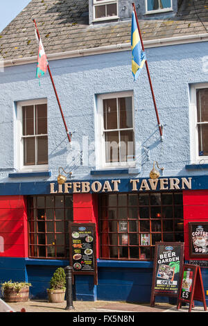 Scialuppa di salvataggio Tavern pub nel centro di Tenby. Pembrokeshire Coast Path passa attraverso Tenby. Il Galles ha ora un sentiero costiero tutta len Foto Stock