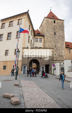 Porta est del Castello di Praga e la Torre Nera, Praga, Repubblica Ceca Foto Stock