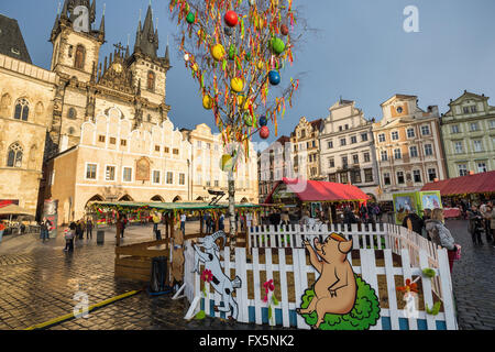 Mercato di pasqua Staromestske namesti, la piazza della città vecchia di Praga, Repubblica Ceca, Europa Foto Stock