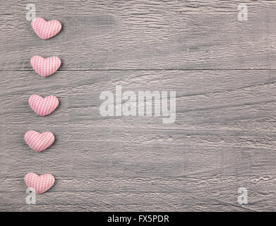 Sfondo di legno con cuori gingham viraggio in stile vintage Foto Stock