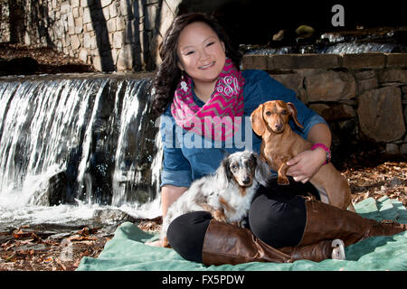 Donna con cani da cascata Foto Stock