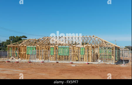 Nuova home page attualmente in costruzione contro il cielo blu Foto Stock