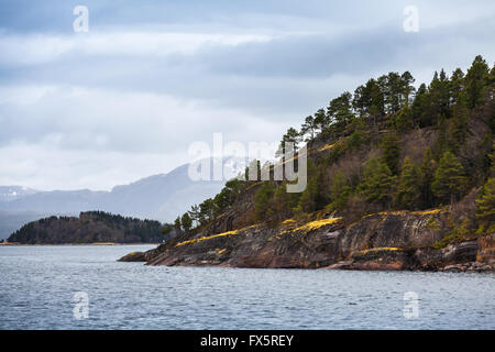 La molla Norwegian Coastal Landscape con mare e monti scuro Foto Stock