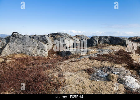 Norwegian paesaggio di montagna, grigio scuro rocce sotto il cielo blu Foto Stock