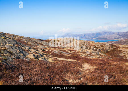 La molla norvegese paesaggio di montagna con rocce piatte sotto il cielo blu Foto Stock