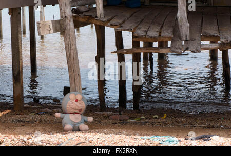 Giocattolo per bambini è di fronte a palafitta sul mare Gypsy Village Foto Stock