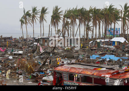 Il prossimo 8 Novembre 2013,Typhoon Haiyan,(noto come Yolanda nelle Filippine).Questa immagine presa a due settimane dopo l'evento. Foto Stock