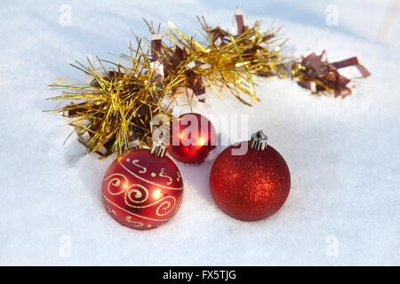 Ornamento di Natale, neve, decorazione, albero, inverno, vacanze, vacanze, feste, rosso, all'aperto, nessuno, pino, diramazione natur Foto Stock