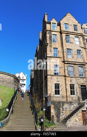 Vista da Johnston Terrace fino Castle Wynd Nord passi verso la spianata del castello sulla collina del Castello di Edimburgo, Scozia Foto Stock