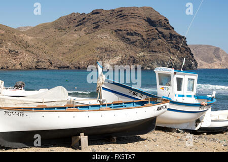 Barche da pesca e vedere a Las Negras, Parco Naturale Cabo de Gata, Almeria, Spagna Foto Stock